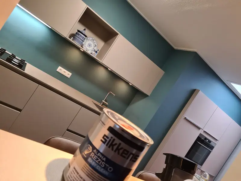 Keukenwand in petrolblauw, geschilderd met Sikkens