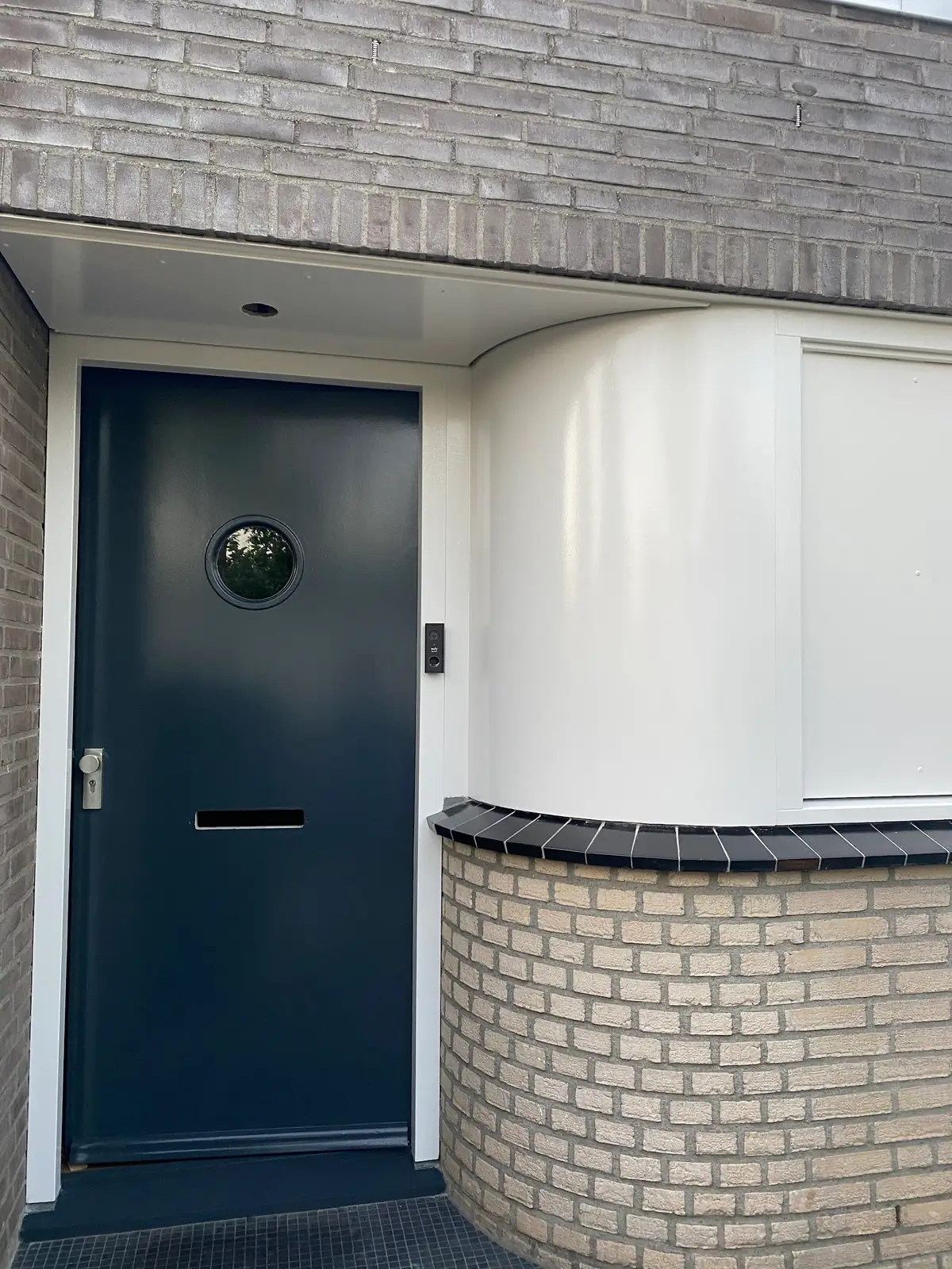 Donkerblauwe voordeur, geschilderd door F&S